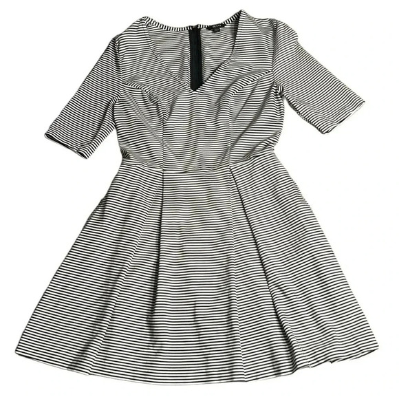 Guess dress ,women S. Black & White striped,fit & flare,pleats,V-neck,classic,EC - Picture 9 of 15